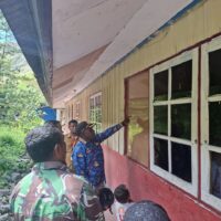 Kodim 1714/Puncak Jaya, Babinsa Bantu Pendataan Sekolah Rusak di Kabupaten Puncak Jaya