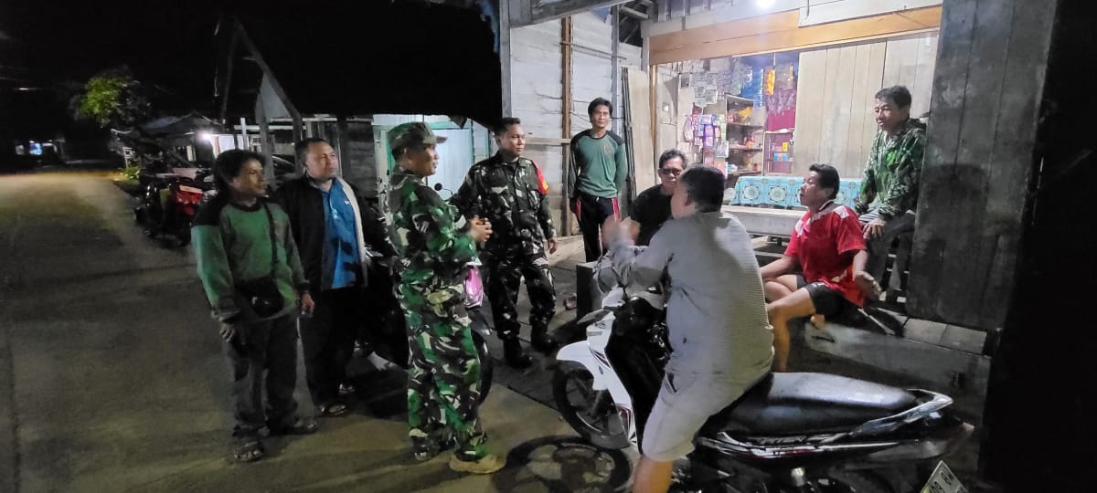Tingkatkan Kamtibmas, Babinsa Bersama Warga Lakukan Patroli Malam