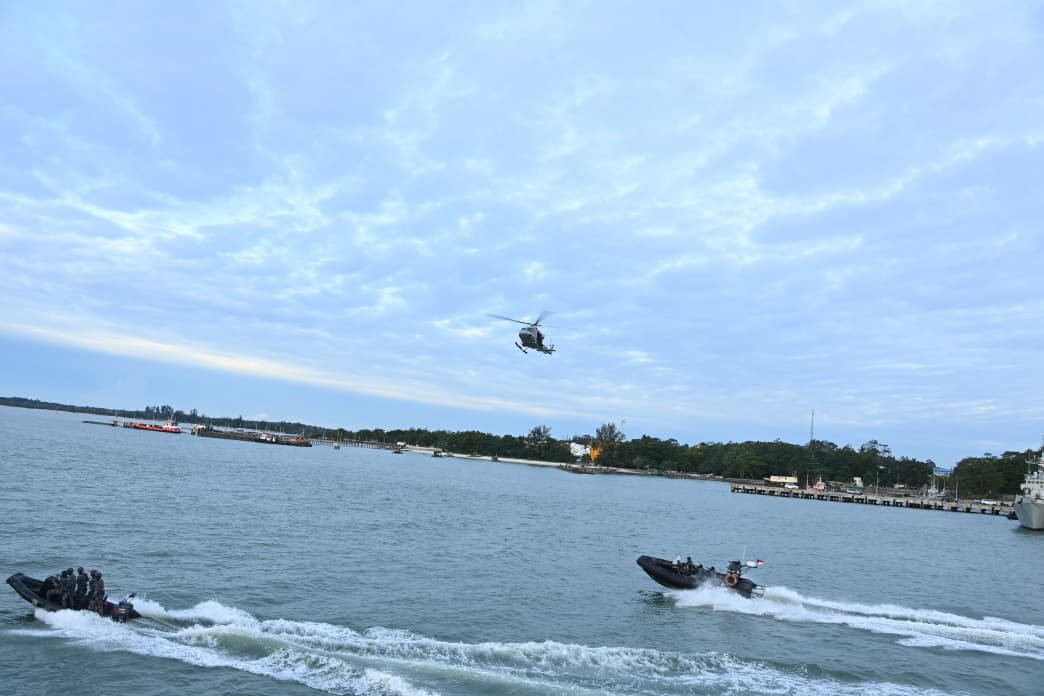 Kolaborasi Unsur Laut dan Udara, Tangkap Dua Kapal Pembawa Pasir Timah Ilegal