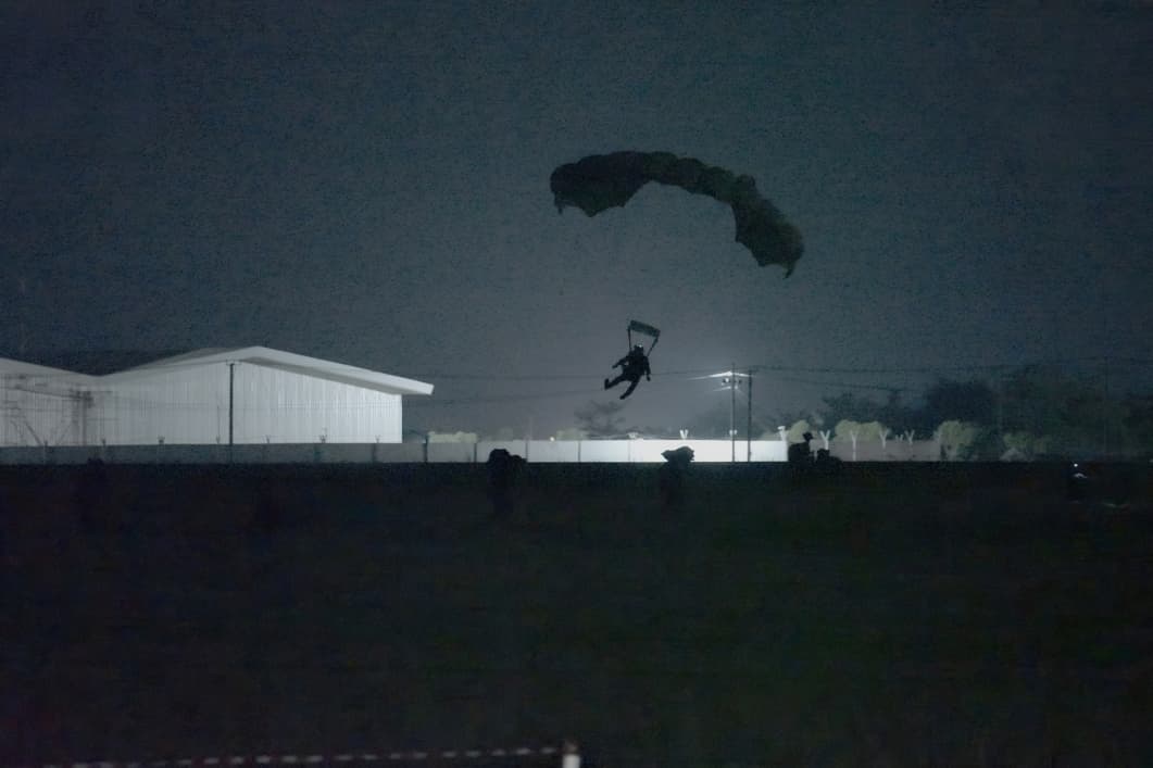 Puluhan Prajurit Pasukan Payung TNI Laksanakan Penerjunan KDOL, Siapkan Drop Zone di Morowali