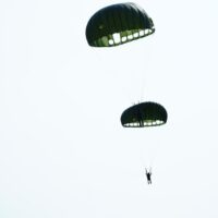 Bersama Tuhan Menyerbu Dari Langit: Ratusan Prajurit TNI Terjun di Morowali