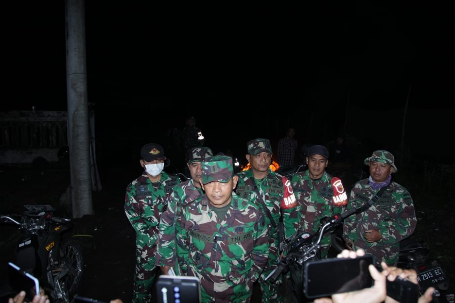 Koramil 0821-14/Pronojiwo Intensifkan Patroli Malam di Zona Merah Gunung Semeru untuk Lindungi Warga Koramil 0821-14/Pronojiwo Intensifkan Patroli Malam di Zona Merah Gunung Semeru untuk Lindungi Warga