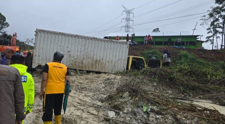 TNI Prioritaskan Keselamatan Warga, Danrem 023/KS Pimpin Pembukaan Akses Jalan Longsor di Tapanuli Tengah
