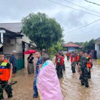 Hujan Deras Rendam Pemukiman, TNI Turun Tangan Evakuasi Warga di Padang