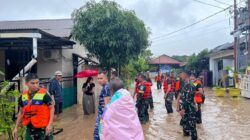 Hujan Deras Rendam Pemukiman, TNI Turun Tangan Evakuasi Warga di Padang