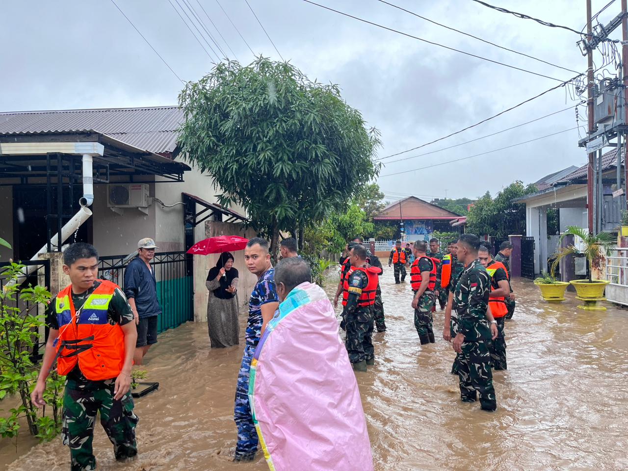 Hujan Deras Rendam Pemukiman, TNI Turun Tangan Evakuasi Warga di Padang