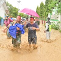 Banjir Rendam Permukiman di Pidie, TNI Bantu Evakuasi dan Distribusi Logistik