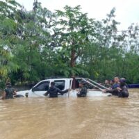 Gerak Cepat, Prajurit TNI AD Selamatkan Lansia 90 Tahun dari Rumah Terendam Banjir