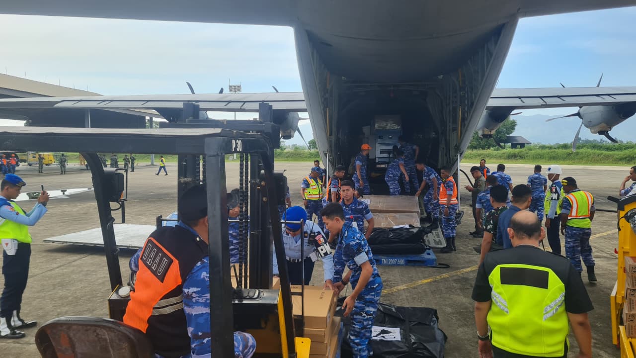 Pesawat TNI AU Pembawa Bantuan Darurat Tiba di Aceh dan Sumatera Barat