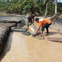 Prajurit Kodam IM Sigap Selamatkan Warga Aceh dari Banjir dan Longsor