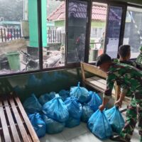 TNI Distribusikan 14.225 Nasi Bungkus untuk Warga Terdampak Banjir di Medan