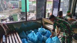 TNI Distribusikan 14.225 Nasi Bungkus untuk Warga Terdampak Banjir di Medan