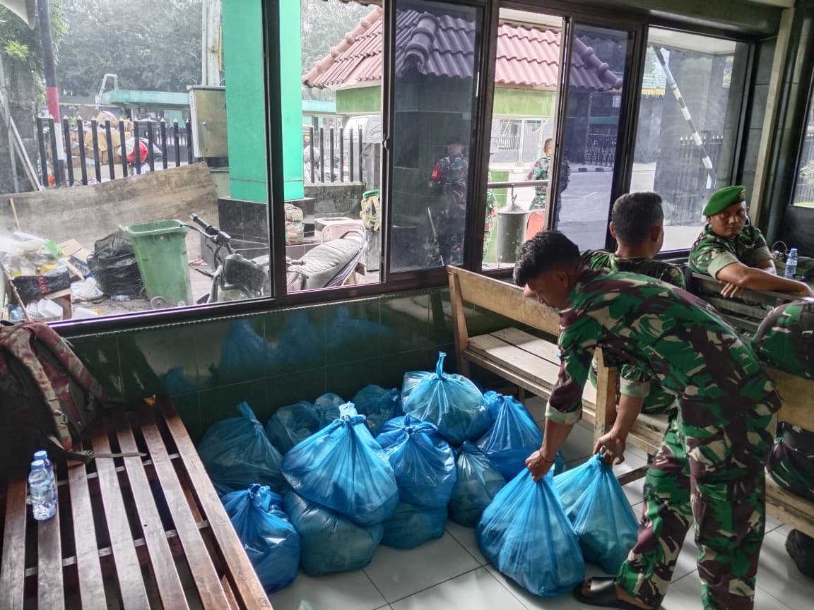 TNI Distribusikan 14.225 Nasi Bungkus untuk Warga Terdampak Banjir di Medan