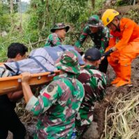 Demi Selamatkan Ibu dan Bayi, Prajurit TNI Tandu Ibu Hamil di Jalur Terisolasi