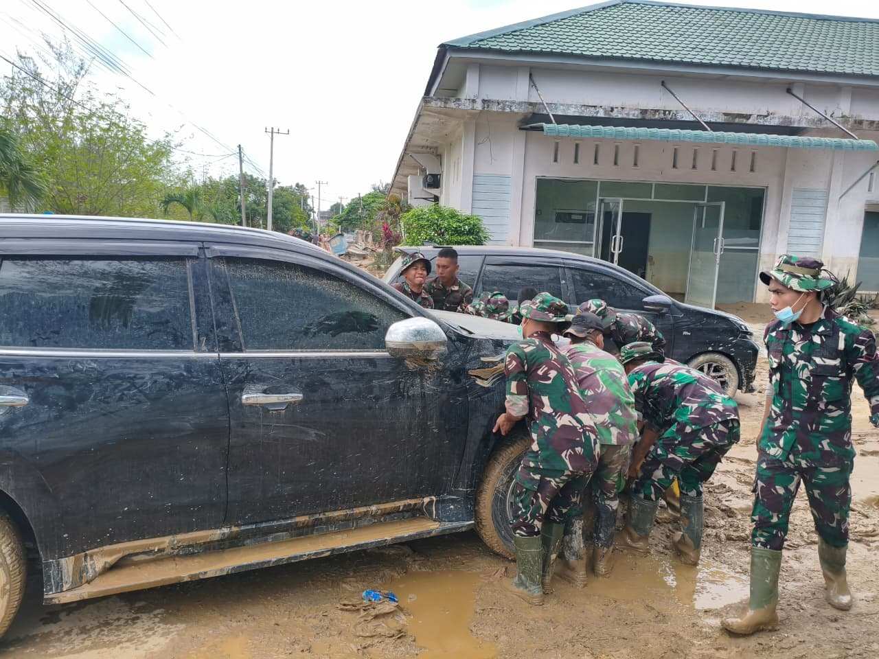 TNI Kerahkan Puluhan Prajurit Pulihkan RSUD Aceh Tamiang Pasca Banjir TNI Kerahkan Puluhan Prajurit Pulihkan RSUD Aceh Tamiang Pasca Banjir