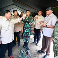 Panglima TNI Dampingi Presiden RI Tinjau Jembatan Bailey dan Pengungsian Korban Bencana di Bireuen, Aceh