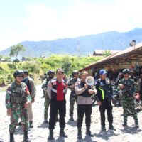 TNI-Polri Patroli Gabungan, Guna Wujudkan Kab. Puncak Jaya Aman, Tentram dan Damai Dalam Perayaan Natal 2025