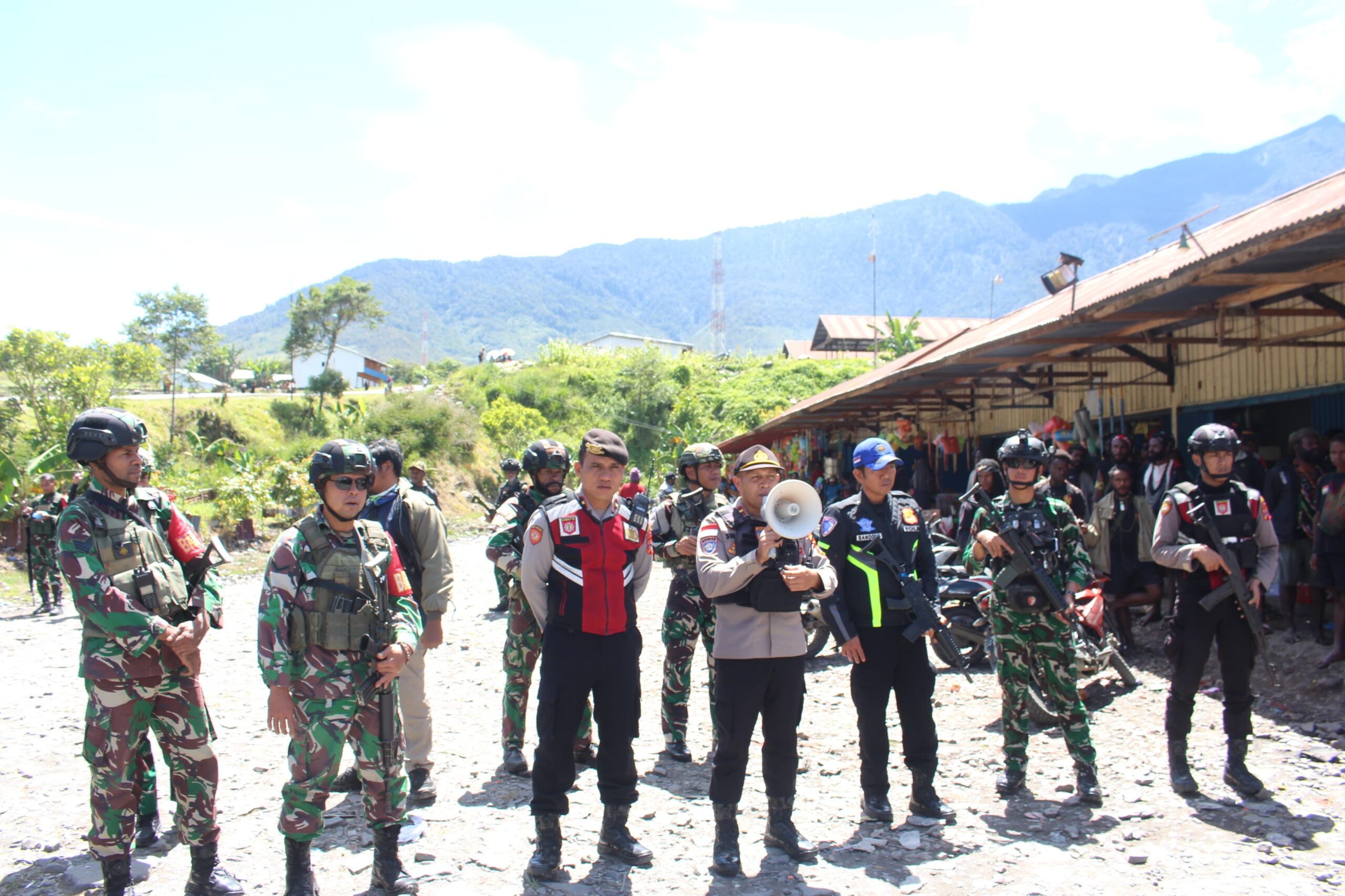 TNI-Polri Patroli Gabungan, Guna Wujudkan Kab. Puncak Jaya Aman, Tentram dan Damai Dalam Perayaan Natal 2025 TNI-Polri Patroli Gabungan, Guna Wujudkan Kab. Puncak Jaya Aman, Tentram dan Damai Dalam Perayaan Natal 2025