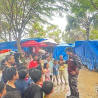 TNI Laksanakan Trauma Healing Bagi Warga Terdampak Banjir di Aceh Tamiang