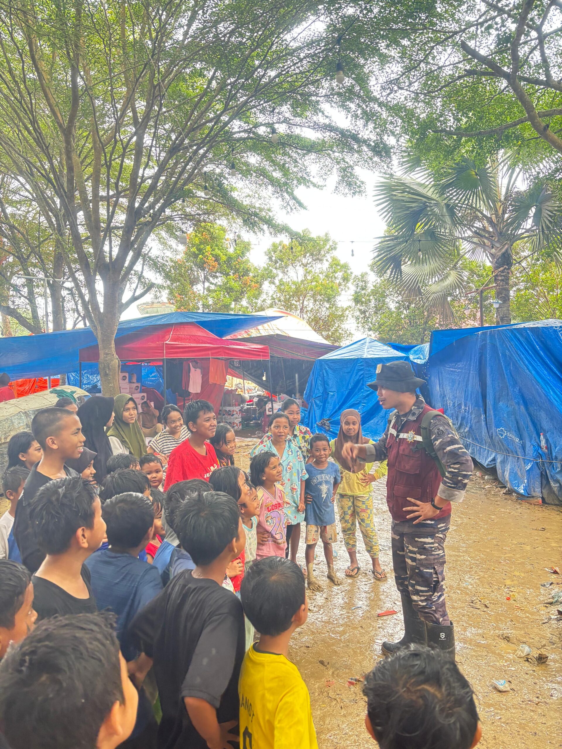 TNI Laksanakan Trauma Healing Bagi Warga Terdampak Banjir di Aceh Tamiang TNI Laksanakan Trauma Healing Bagi Warga Terdampak Banjir di Aceh Tamiang