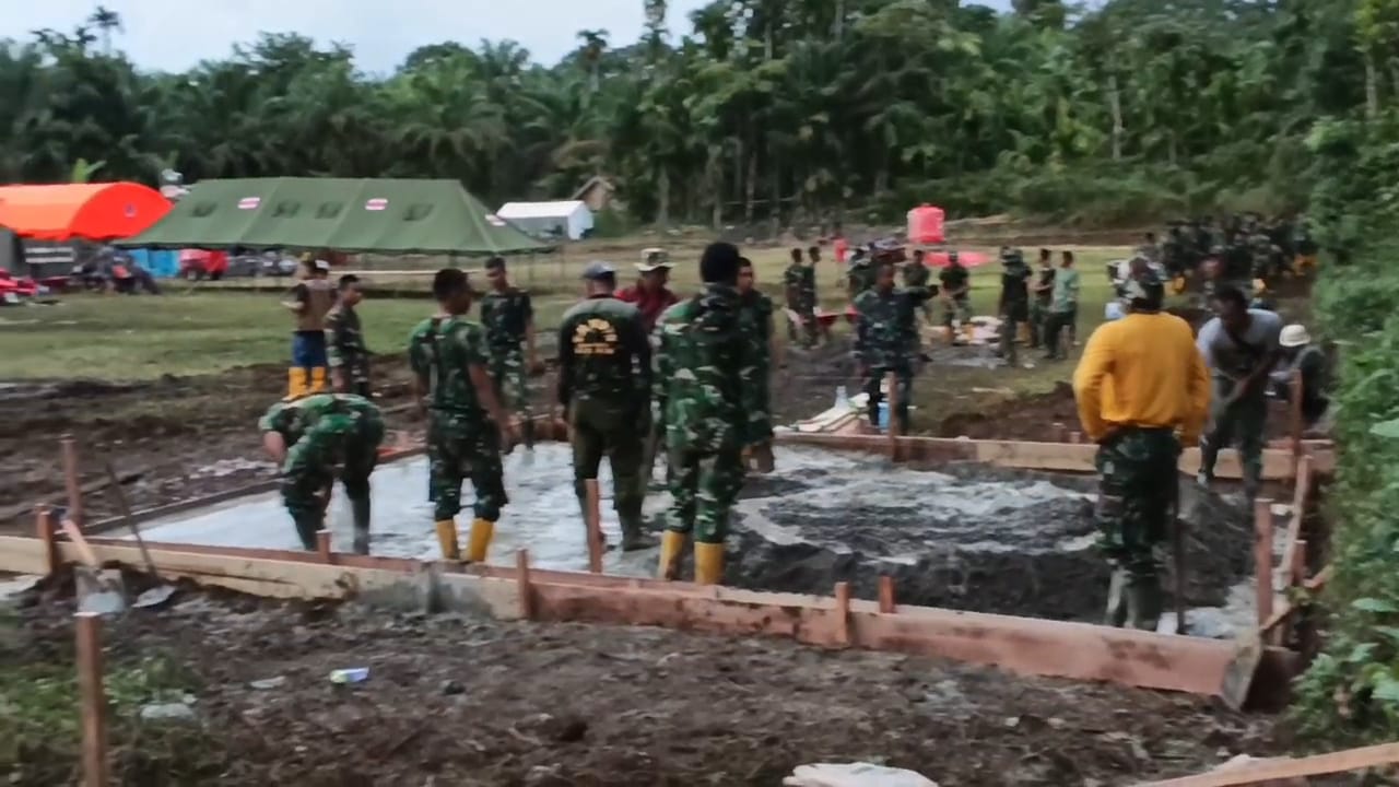 TNI Bersinergi Percepat Pembangunan Huntara bagi Korban Bencana di Palembayan