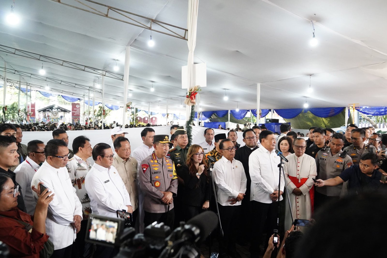 Panglima TNI Dampingi Menko Polkam Tinjau Pengamanan Gereja Jelang Natal 2025