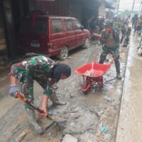 Ratusan Prajurit TNI Bersihkan Pasar Kuala Simpang, Dorong Pemulihan Ekonomi Pascabanjir