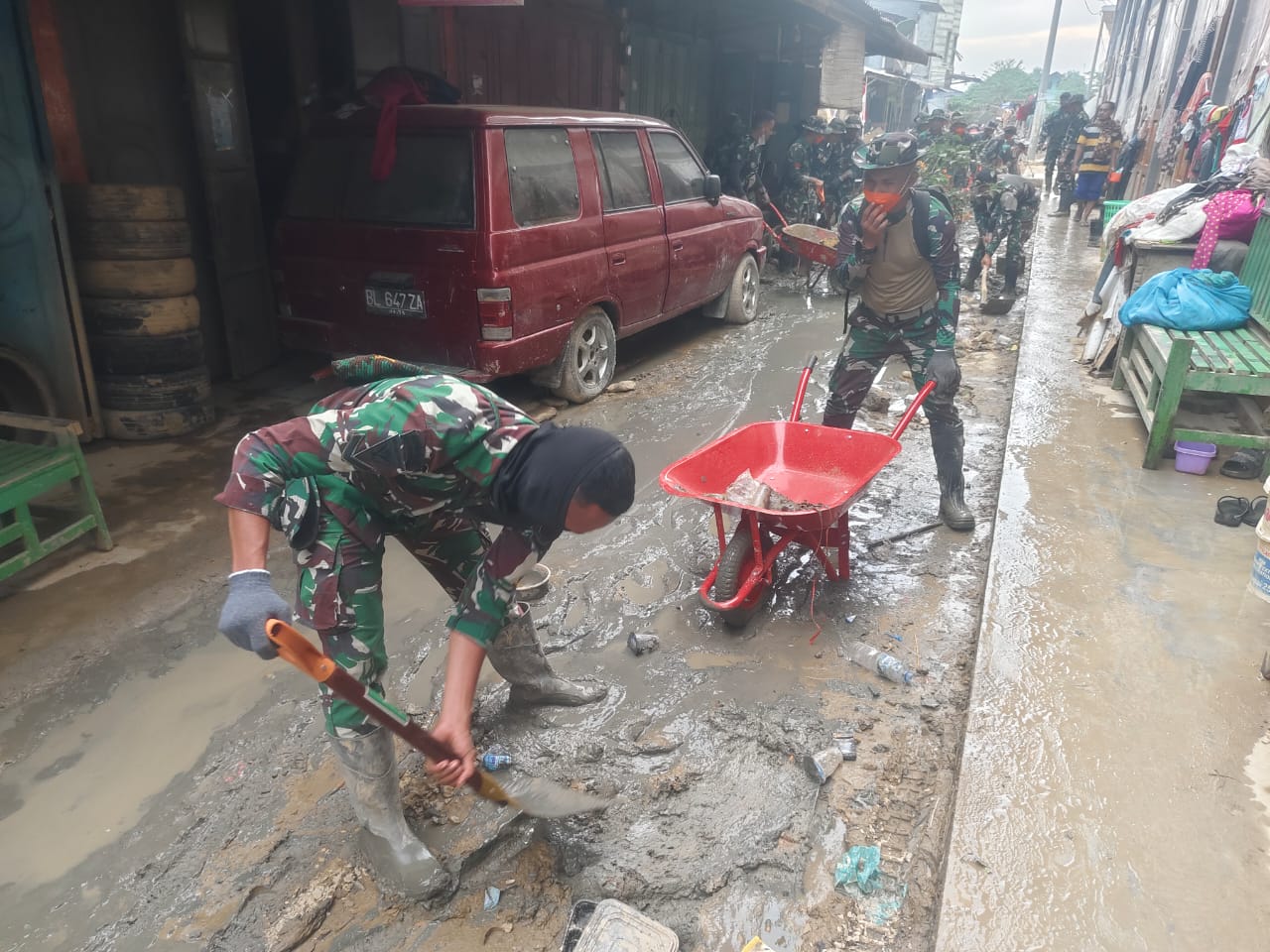 Ratusan Prajurit TNI Bersihkan Pasar Kuala Simpang, Dorong Pemulihan Ekonomi Pascabanjir