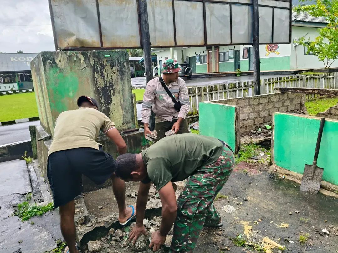 Jum'at Bersih, Anggota Kodim 1505/Tidore Tunjukkan Kepedulian pada Lingkungan Kerja Jum'at Bersih, Anggota Kodim 1505/Tidore Tunjukkan Kepedulian pada Lingkungan Kerja
