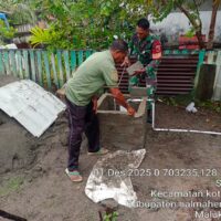 Dekat dengan Warga, Babinsa Koramil 03/Maba Bantu Warga Bangun Tembok Pelindung Mesin Air