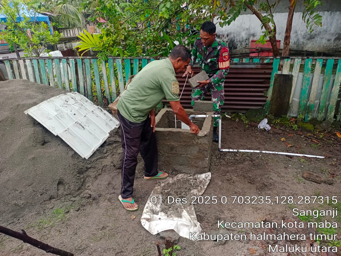 Dekat dengan Warga, Babinsa Koramil 03/Maba Bantu Warga Bangun Tembok Pelindung Mesin Air Dekat dengan Warga, Babinsa Koramil 03/Maba Bantu Warga Bangun Tembok Pelindung Mesin Air