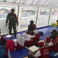 TNI Turun ke Sekolah Darurat, Redam Trauma dan Jaga Kenyamanan Siswa Supiturang