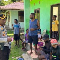 Kapolres Maybrat Salurkan Bansos untuk Warga Kampung Imsun Jelang Perayaan Natal