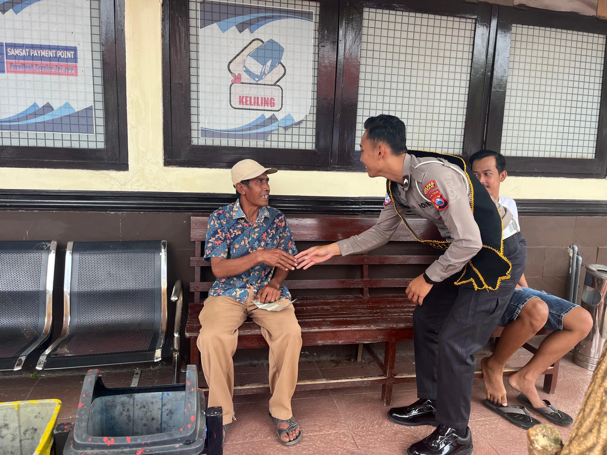 Melalui Polantas Menyapa, Polisi di Tuban Menjadi Sahabat Masyarakat Melalui Polantas Menyapa, Polisi di Tuban Menjadi Sahabat Masyarakat