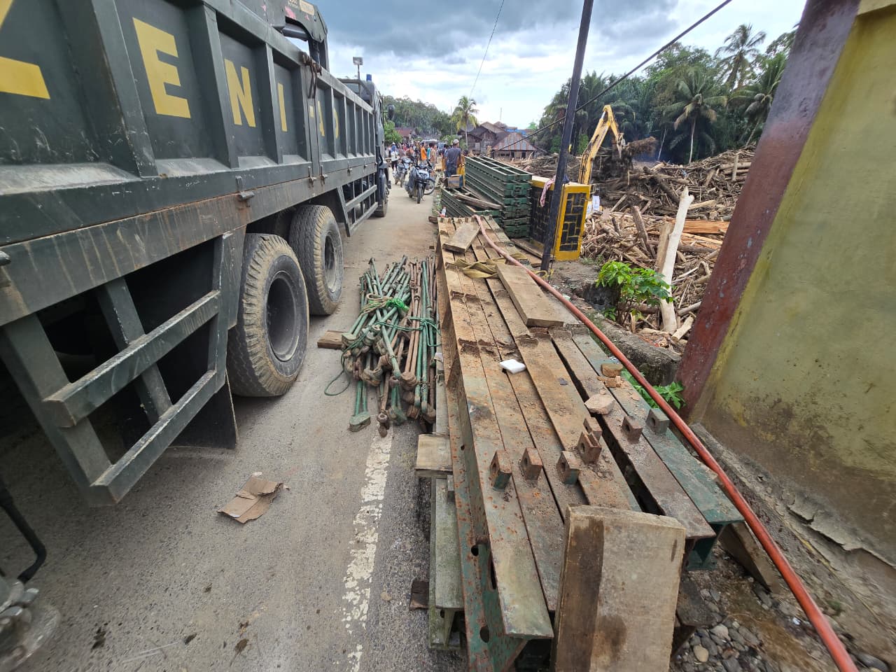 TNI Kerahkan Yon Zipur I/DD Pasang Jembatan Bailey Penghubung Tapsel-Tapteng