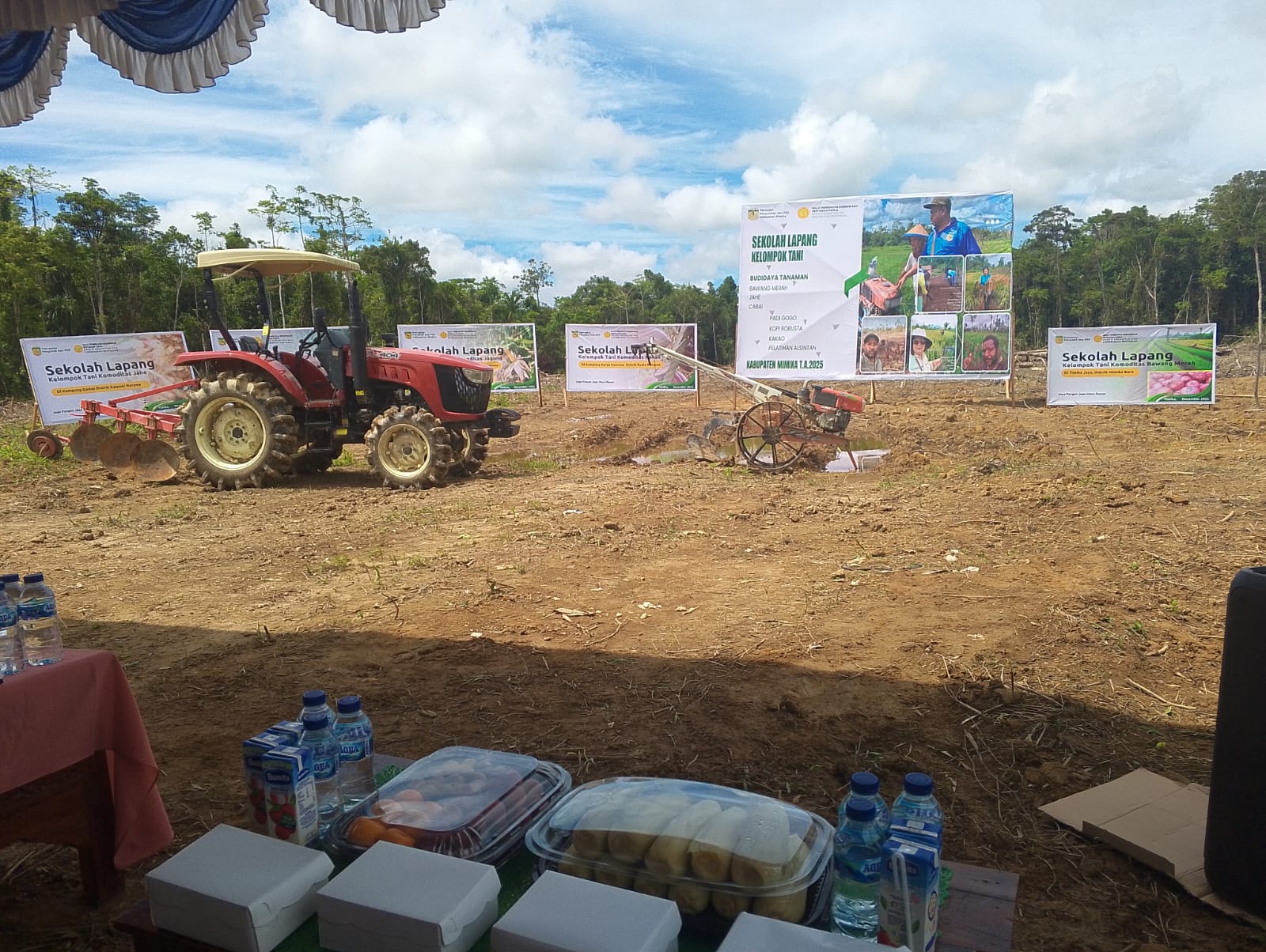 Babinsa Koramil 1710-03/Kuala Kencana Hadiri Pembukaan Sekolah Lapang Pertanian di Distrik Iwaka