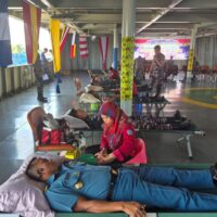 Semarak HUT Armada RI, KRI Balongan-908 Hadir di Tengah Rakyat Biak Lewat Open Ship, Baksos dan Bakkes