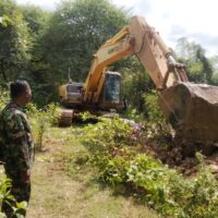 ‎Peduli Lingkungan, TNI Bancar Tuban Wujudkan Normalisasi Kali Sowan