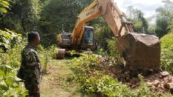 ‎Peduli Lingkungan, TNI Bancar Tuban Wujudkan Normalisasi Kali Sowan