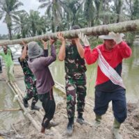 TNI dan Warga Gotong Royong Perkuat Tanggul Pasca Banjir di Langkat