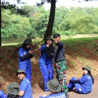 Pelatih Yonif 2 Marinir Berikan Bekal Ilmu Medan Membaca Peta kepada Siswa Siswi Ombudsman T.A. 2025