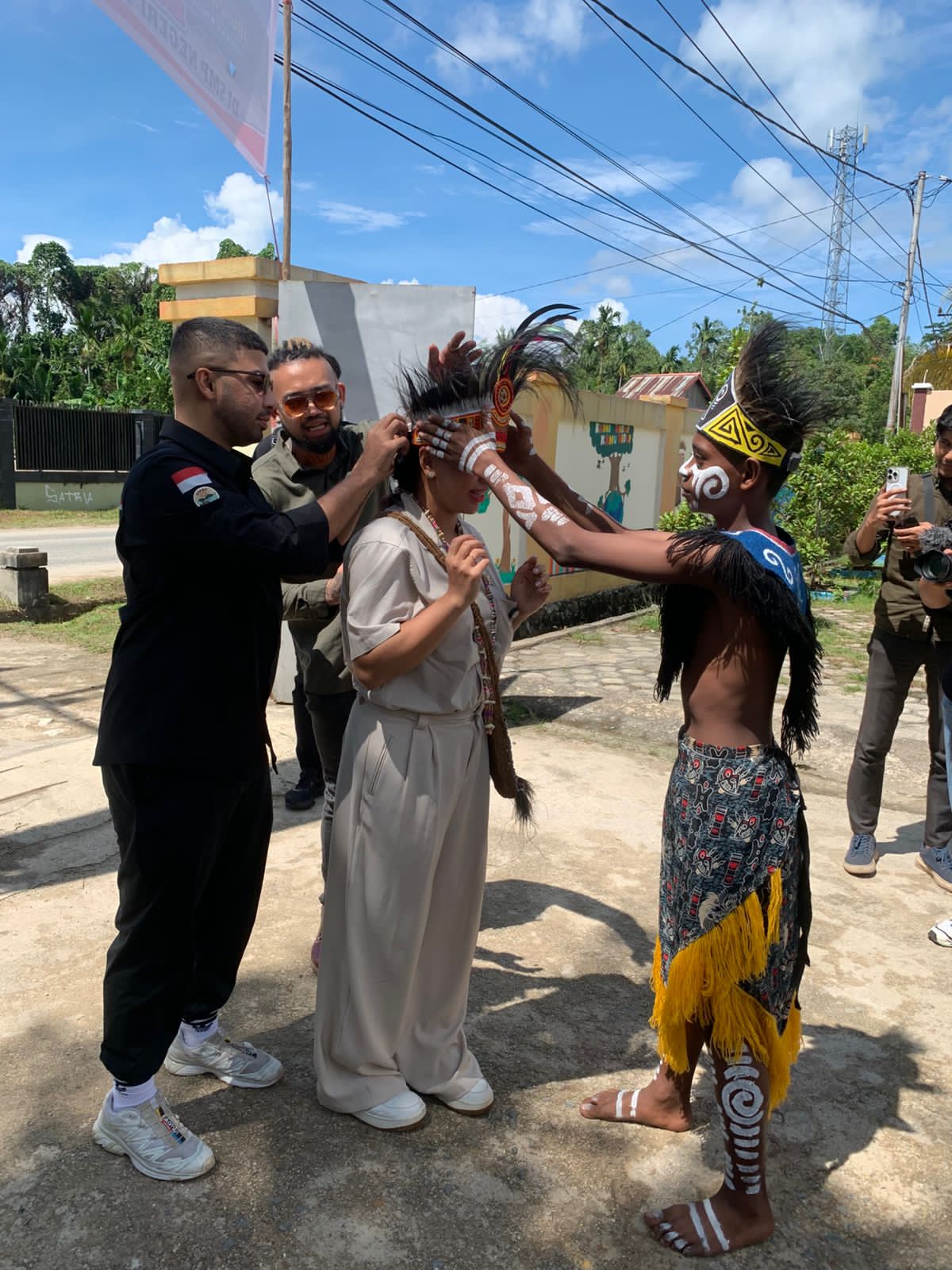 Utusan Khusus Presiden Bidang Pariwisata Kunjungi Sekolah di Sorong, Tegaskan Pendidikan Fondasi Pembangunan Papua