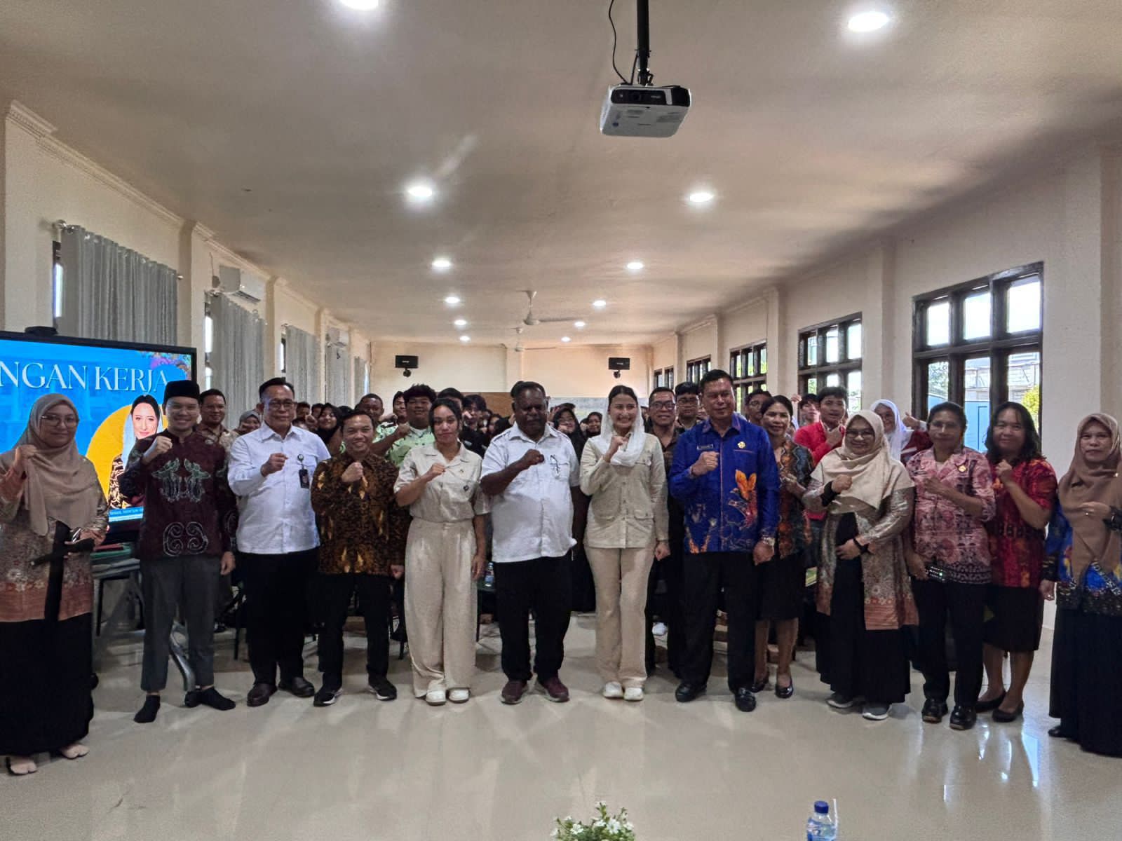 Wamendagri Bersama Utusan khusus Presiden RI Kunjungi SMA Averos Sorong, Dukung Peningkatan SDM Unggul di Papua Barat Daya