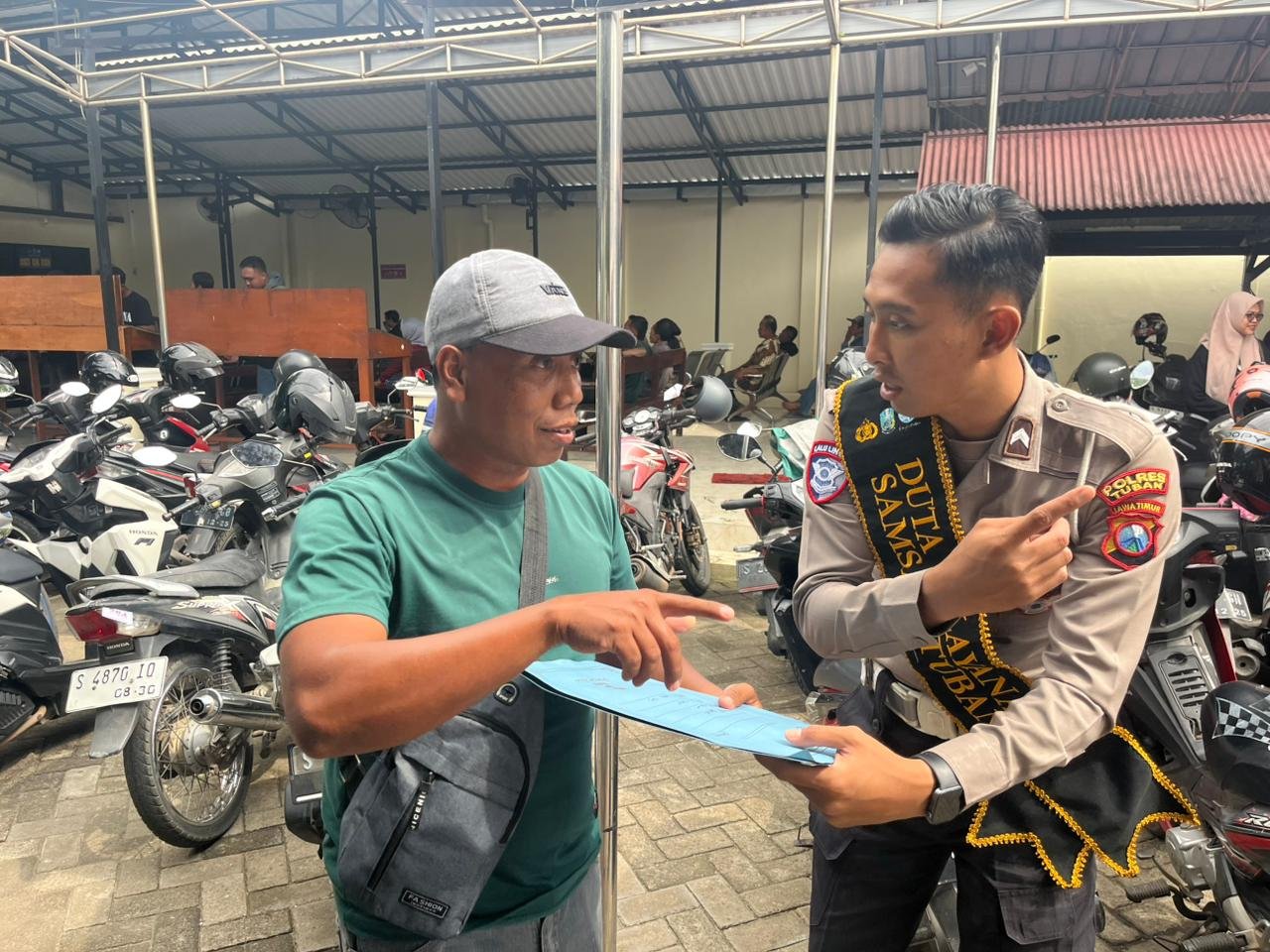 Dari Sawah hingga Pasar, Polantas Tuban Menjadi Sahabat Masyarakat Dari Sawah hingga Pasar, Polantas Tuban Menjadi Sahabat Masyarakat