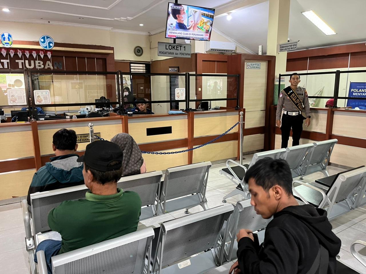 Saat Seragam Cokelat Tak Lagi Menegangkan: Cerita Humanis Polantas Tuban Saat Seragam Cokelat Tak Lagi Menegangkan: Cerita Humanis Polantas Tuban