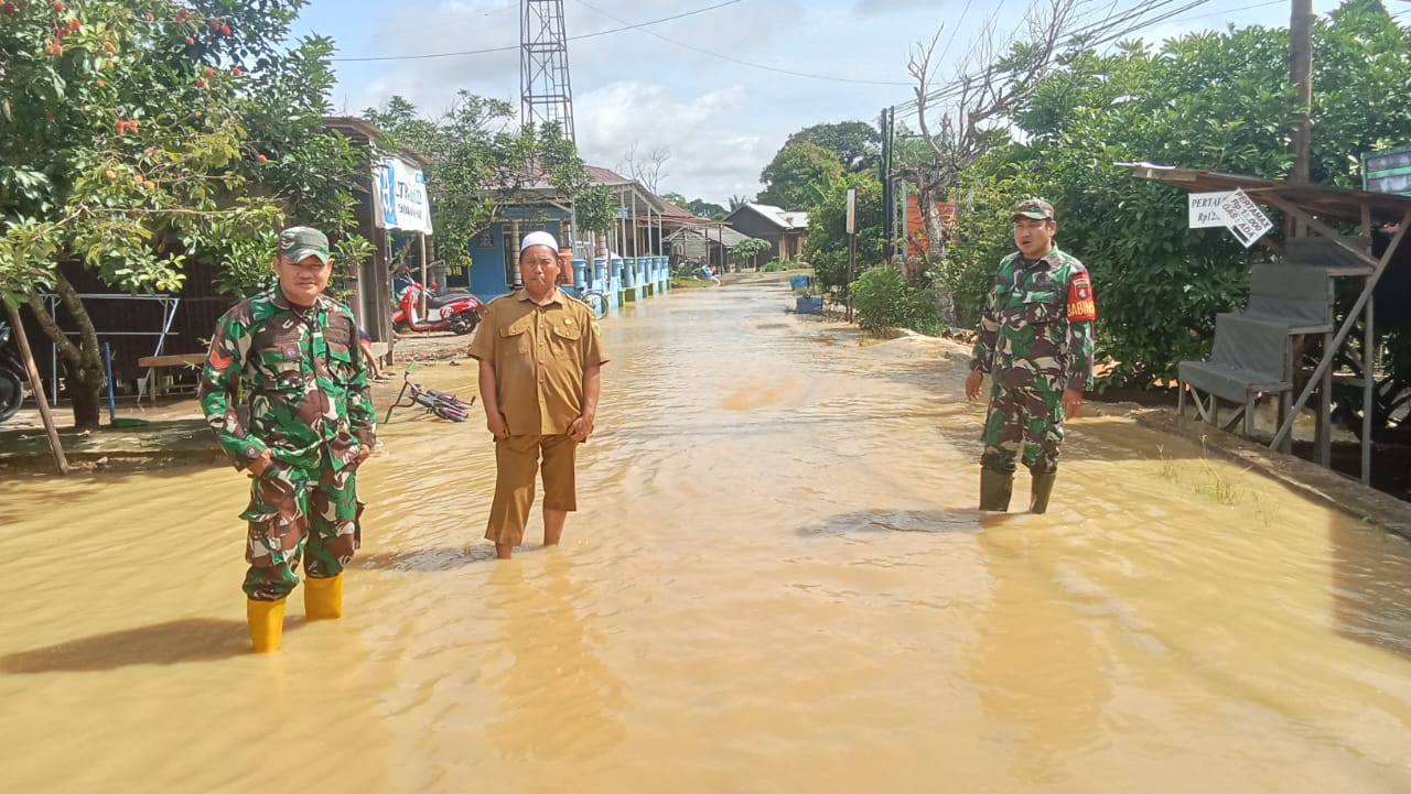 Koramil 1008-06/Banua Lawas–Pugaan Laksanakan Pemantauan Banjir di Desa Sungai Hanyar Koramil 1008-06/Banua Lawas–Pugaan Laksanakan Pemantauan Banjir di Desa Sungai Hanyar