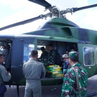 TNI Salurkan Bantuan Menggunakan Helikopter ke Desa Sibalanga