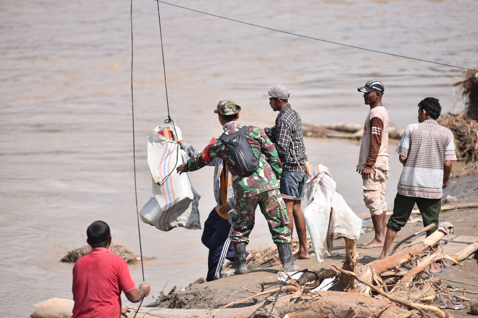 Akses Terputus, Kodam IM Gunakan Tali Kirim Bantuan ke Daerah Terisolir di Bireuen