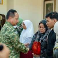 Panglima TNI Kuatkan Hati Keluarga Almarhum Prajurit TNI yang Gugur dalam Penanganan Bencana di Padang
