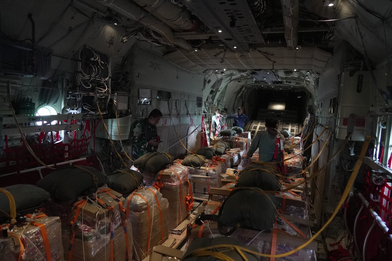 TNI Kembali Kirim Bantuan Dengan Metode Airdrop untuk Warga Terisolasi Akibat Banjir di Aceh Tamiang